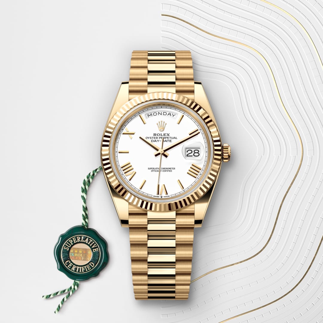 El reloj Rolex Day-Date 40 ref: M228238-0042 viene acompañado de un sello verde, un símbolo de su estatus de Cronómetro Superlativo, aplicando la garantía de cinco años. 