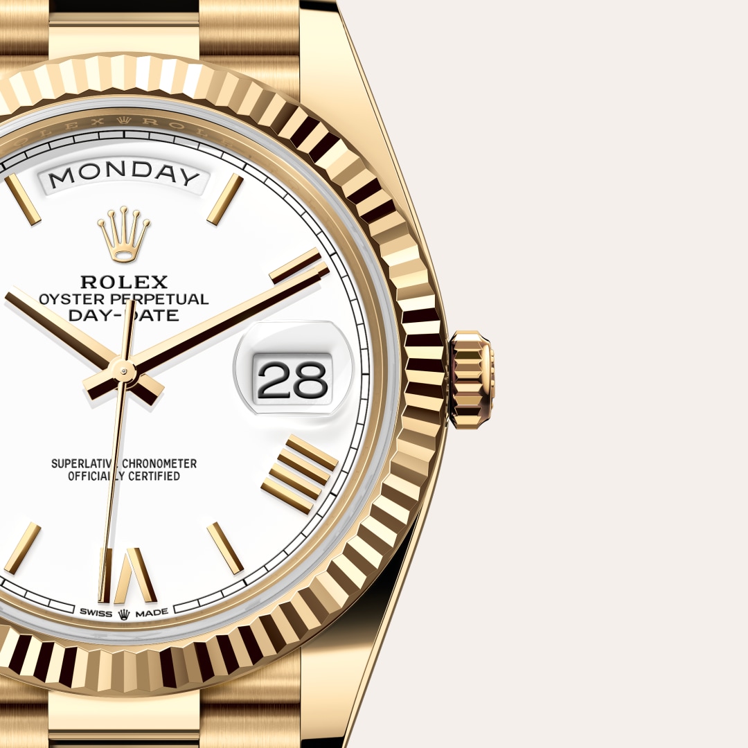 Reloj Rolex Day-Date 40 ref: M228238-0042 con esfera de color Blanca, con cristal de Zafiro resistente a las rayaduras, lente Cyclops sobre la fecha. Presenta bisel Estriado, corona Enroscada con sistema de doble hermeticidad Twinlock. 