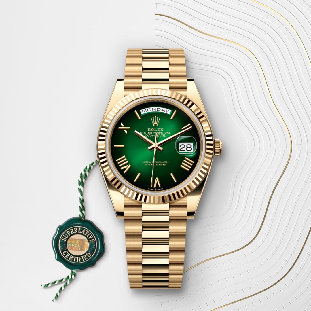El reloj Rolex Day-Date 40 ref: M228238-0069 viene acompañado de un sello verde, un símbolo de su estatus de Cronómetro Superlativo, aplicando la garantía de cinco años.