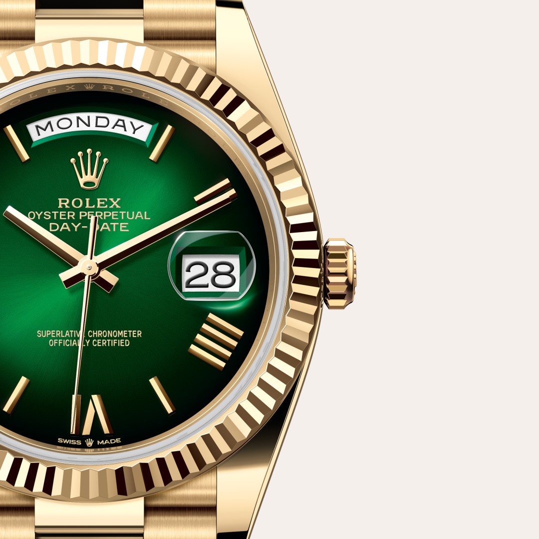 Reloj Rolex Day-Date 40 ref: M228238-0069 con esfera de color Verde sombreado, con cristal de Zafiro resistente a las rayaduras, lente Cyclops sobre la fecha. Presenta bisel Estriado, corona Enroscada con sistema de doble hermeticidad Twinlock. 
