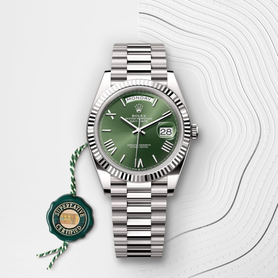 El reloj Rolex Day-Date 40 ref: M228239-0033 viene acompañado de un sello verde, un símbolo de su estatus de Cronómetro Superlativo, aplicando la garantía de cinco años. 