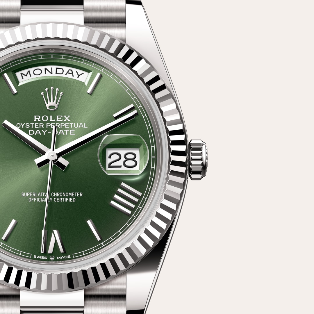 Reloj Rolex Day-Date 40 ref: M228239-0033 con esfera de color Verde oliva, con cristal de Zafiro resistente a las rayaduras, lente Cyclops sobre la fecha. Presenta bisel Estriado, corona Enroscada con sistema de doble hermeticidad Twinlock.
 