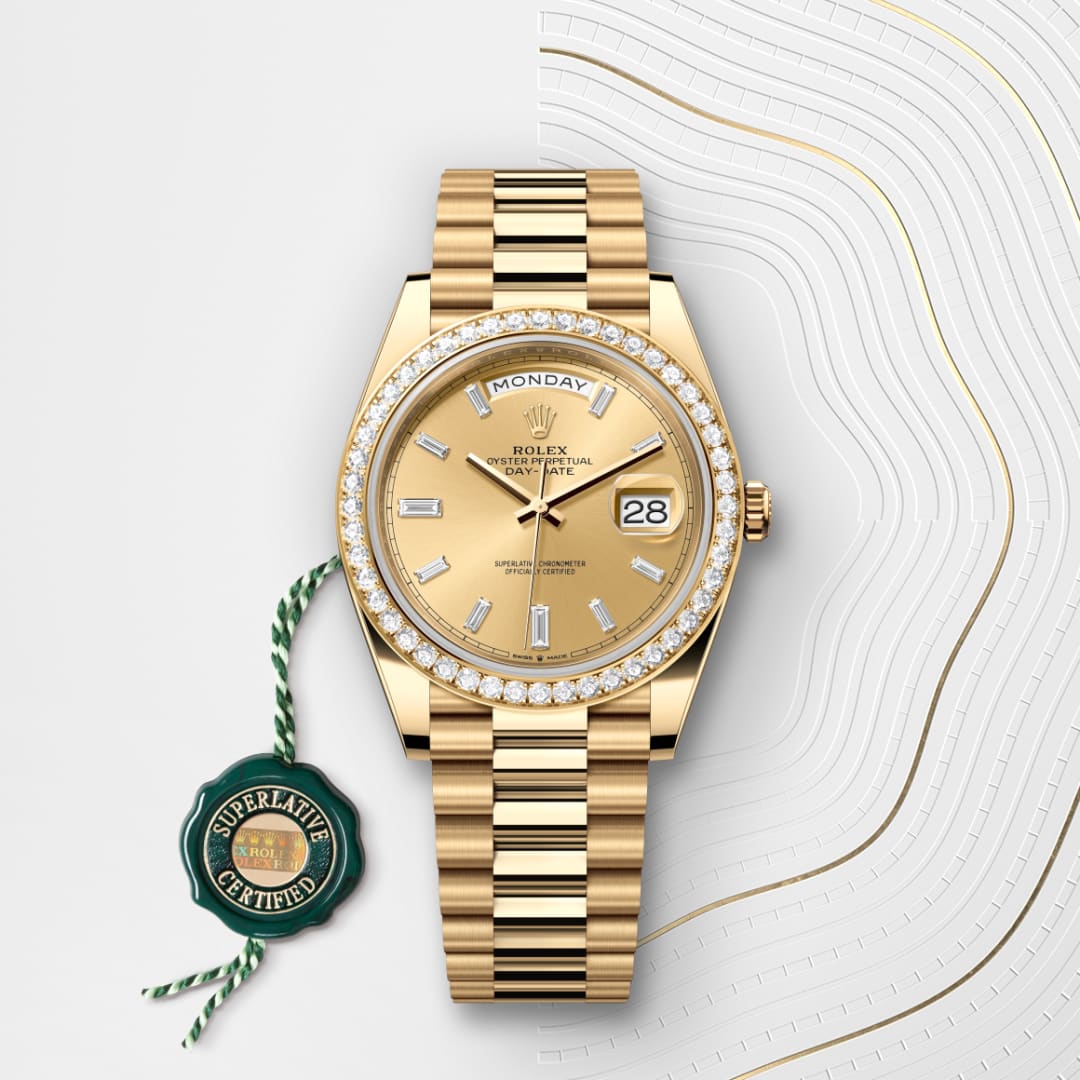 El reloj Rolex Day-Date 40 ref: M228348RBR-0002 viene acompañado de un sello verde, un símbolo de su estatus de Cronómetro Superlativo, aplicando la garantía de cinco años. 