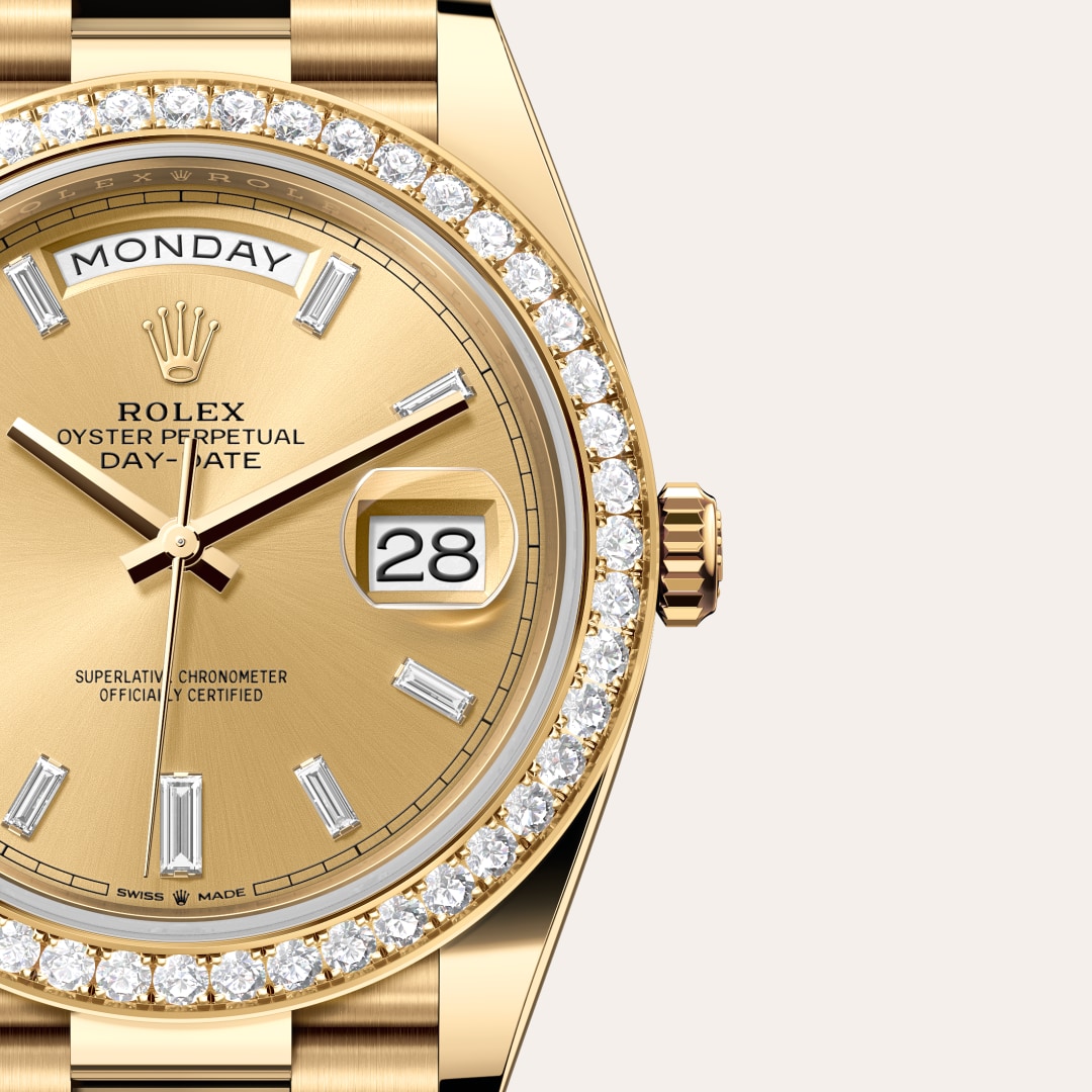 Reloj Rolex Day-Date 40 ref: M228348RBR-0002 con esfera de color Color champagne, engastada de diamantes, con cristal de Zafiro resistente a las rayaduras, lente Cyclops sobre la fecha. Presenta bisel Engastado de diamantes, corona Enroscada con sistema d 