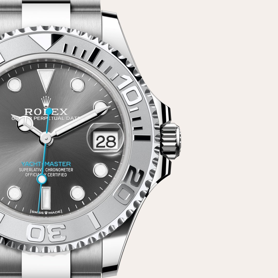 Reloj Rolex Yacht-Master 37 ref: M268622-0002 con esfera de color Pizarra, con cristal de Zafiro resistente a las rayaduras, lente Cyclops sobre la fecha. Presenta bisel giratorio bidireccional en platino graduado 60 minutos con números en relieve, corona 