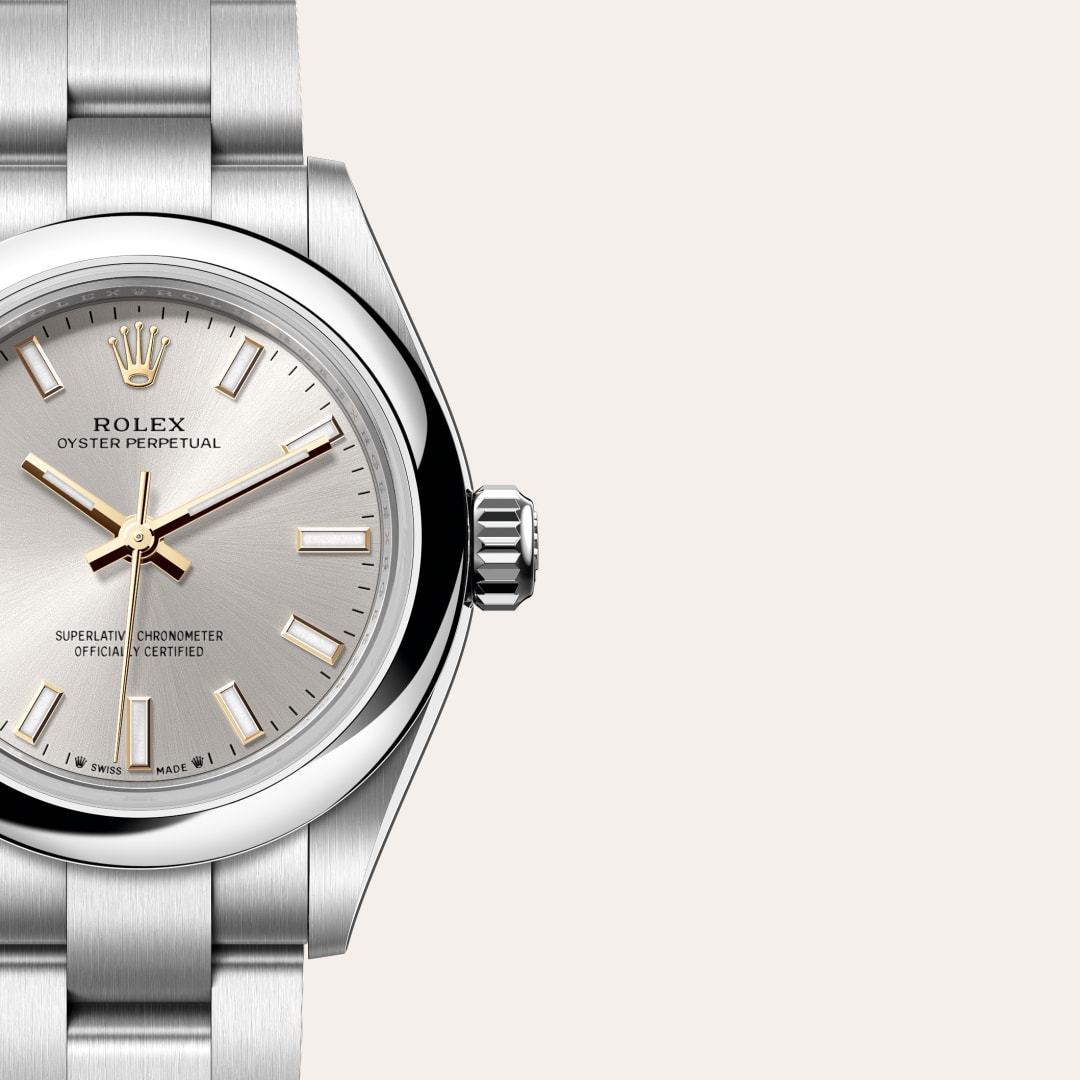 Reloj Rolex Oyster Perpetual 28 ref: M276200-0001 con esfera de color Plateada, con cristal de Zafiro resistente a las rayaduras. Presenta bisel Abombado, corona Enroscada con sistema de doble hermeticidad Twinlock. 