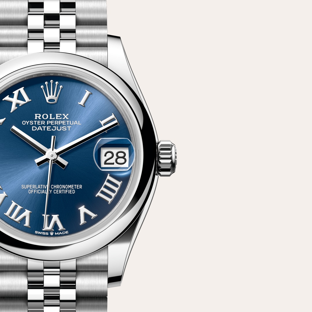 Reloj Rolex Datejust 31 ref: M278240-0018 con esfera de color Azul vivo, con cristal de Zafiro resistente a las rayaduras, lente Cyclops sobre la fecha. Presenta bisel Abombado, corona Enroscada con sistema de doble hermeticidad Twinlock. 