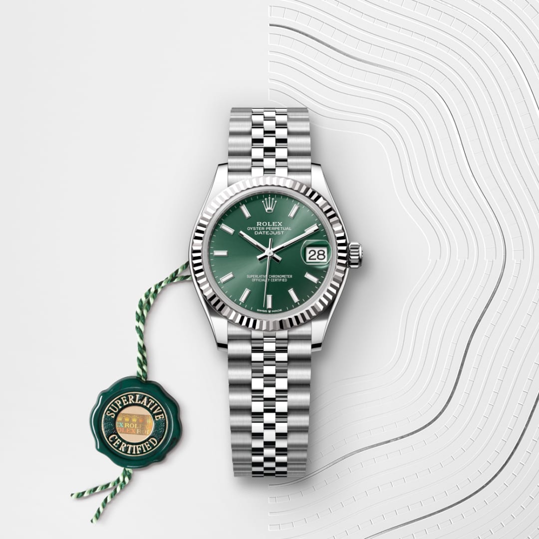 El reloj Rolex Datejust 31 ref: M278274-0018 viene acompañado de un sello verde, un símbolo de su estatus de Cronómetro Superlativo, aplicando la garantía de cinco años. 