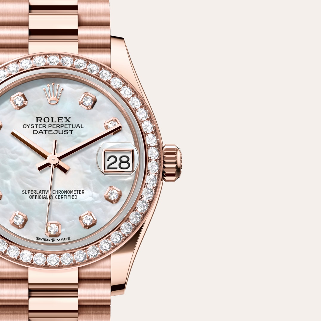 Reloj Rolex Datejust 31 ref: M278285RBR-0005 con esfera de color Nácar blanco engastada de diamantes, con cristal de Zafiro resistente a las rayaduras, lente Cyclops sobre la fecha. Presenta bisel Engastado de diamantes, corona Enroscada con sistema de do 