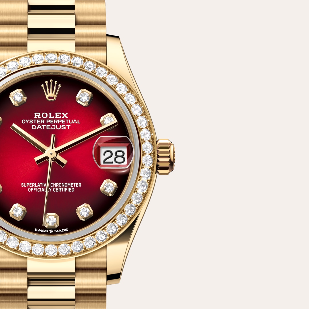 Reloj Rolex Datejust 31 ref: M278288RBR-0041 con esfera de color Rojo sombreado engastada de diamantes, con cristal de Zafiro resistente a las rayaduras, lente Cyclops sobre la fecha. Presenta bisel Engastado de diamantes, corona Enroscada con sistema de  