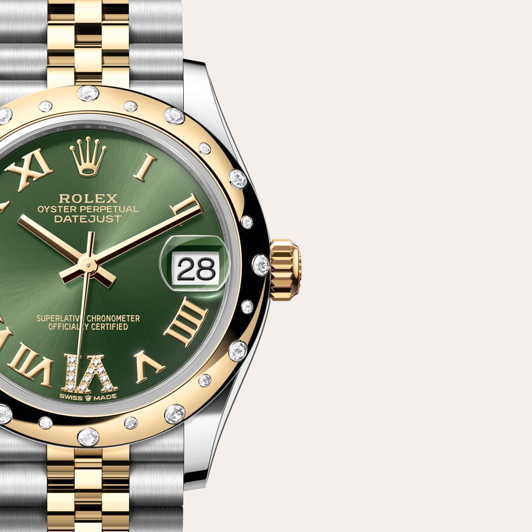 Reloj Rolex Datejust 31 ref: M278343RBR-0016 con esfera de color Verde oliva engastada de diamantes, con cristal de Zafiro resistente a las rayaduras, lente Cyclops sobre la fecha. Presenta bisel abombado, engastado de diamantes, corona Enroscada con sist 