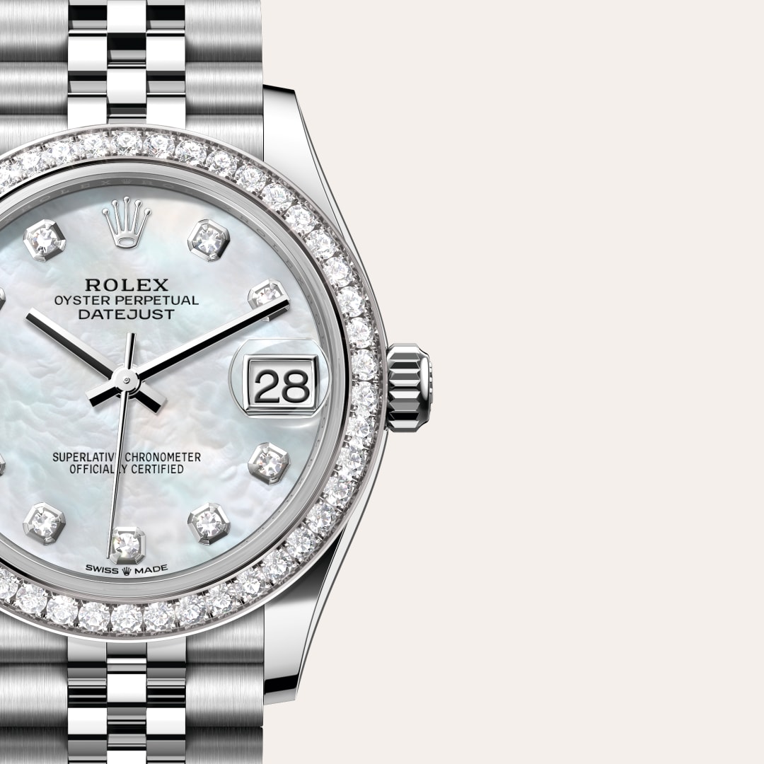 Reloj Rolex Datejust 31 ref: M278384RBR-0008 con esfera de color Nácar blanco engastada de diamantes, con cristal de Zafiro resistente a las rayaduras, lente Cyclops sobre la fecha. Presenta bisel Engastado de diamantes, corona Enroscada con sistema de do 