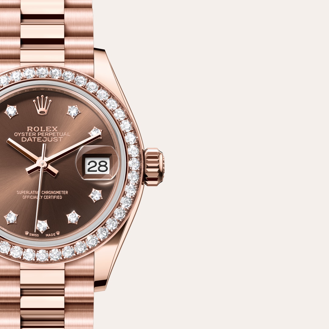 Reloj Rolex Lady-Datejust ref: M279135RBR-0001 con esfera de color Chocolate engastada de diamantes, con cristal de Zafiro resistente a las rayaduras, lente Cyclops sobre la fecha. Presenta bisel Engastado de diamantes, corona Enroscada con sistema de dob 