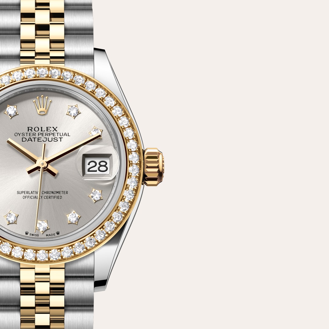 Reloj Rolex Lady-Datejust ref: M279383RBR-0003 con esfera de color Plateada engastada de diamantes, con cristal de Zafiro resistente a las rayaduras, lente Cyclops sobre la fecha. Presenta bisel Engastado de diamantes, corona Enroscada con sistema de dobl 