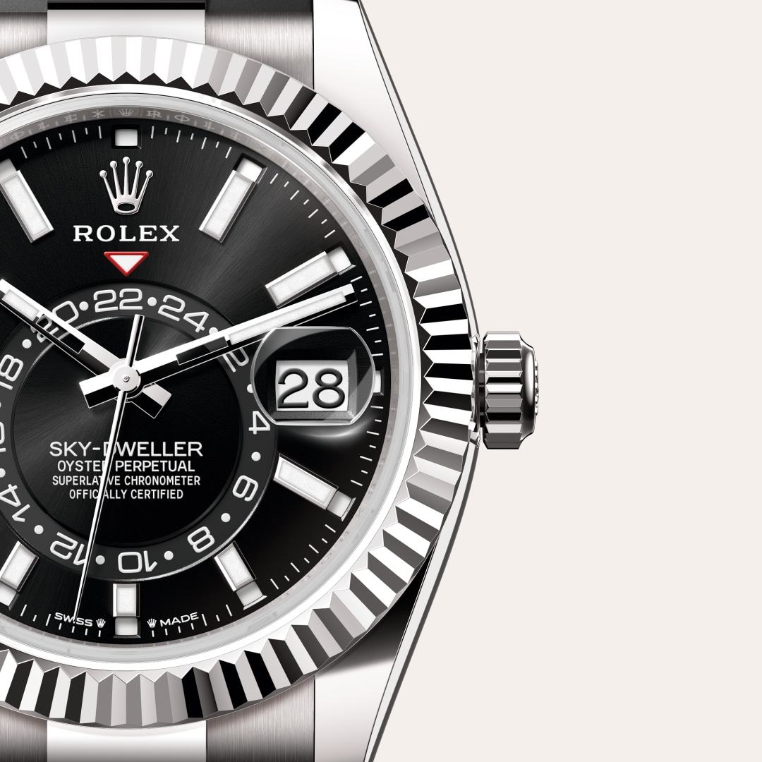 Reloj Rolex Sky-Dweller ref: M336239-0002 con esfera de color Negro vivo, con cristal de Zafiro resistente a las rayaduras, lente Cyclops sobre la fecha. Presenta bisel Estriado, giratorio bidireccional Rolex Ring Command, corona Enroscada con sistema de  