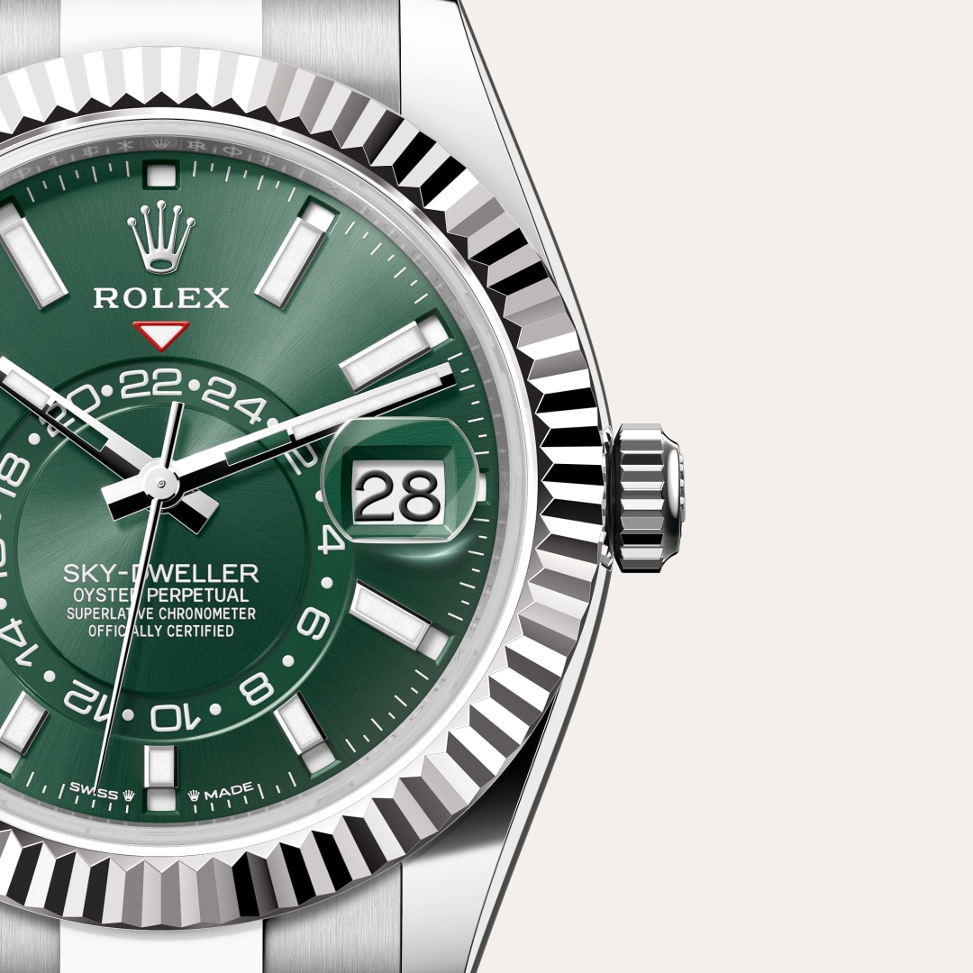 Reloj Rolex Sky-Dweller ref: M336934-0001 con esfera de color Verde menta, con cristal de Zafiro resistente a las rayaduras, lente Cyclops sobre la fecha. Presenta bisel Estriado, giratorio bidireccional Rolex Ring Command, corona Enroscada con sistema de 