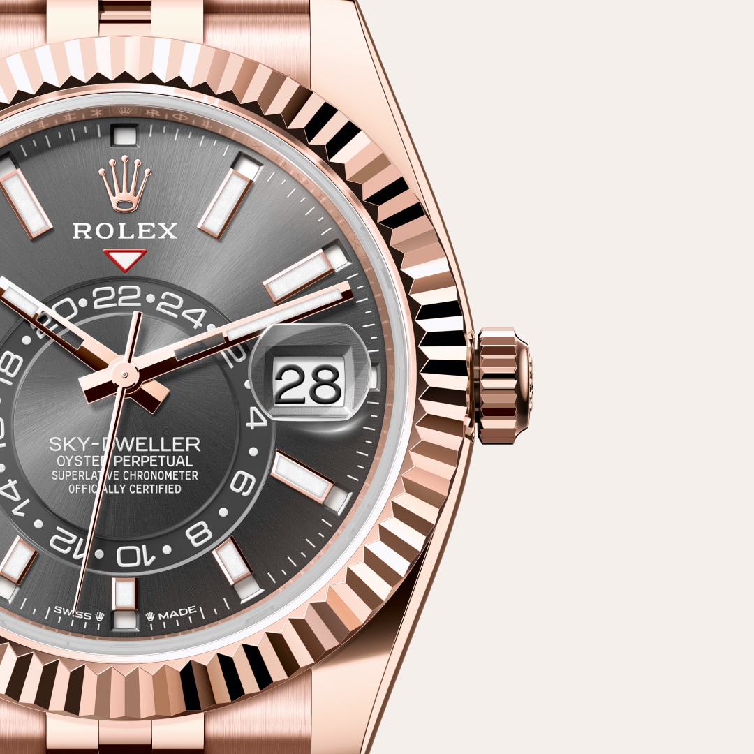 Reloj Rolex Sky-Dweller ref: M336935-0008 con esfera de color Pizarra, con cristal de Zafiro resistente a las rayaduras, lente Cyclops sobre la fecha. Presenta bisel Estriado, giratorio bidireccional Rolex Ring Command, corona Enroscada con sistema de dob 