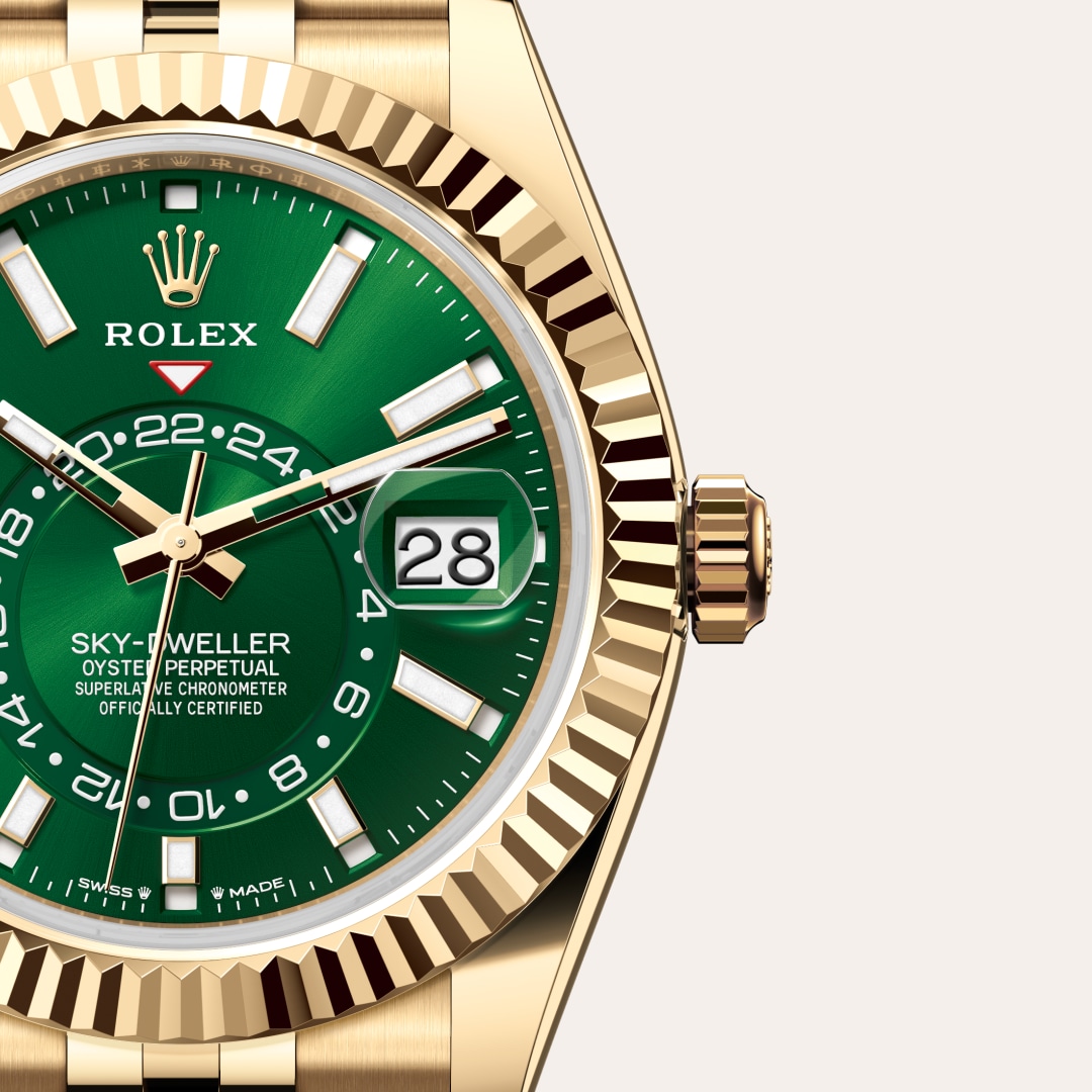 Reloj Rolex Sky-Dweller ref: M336938-0008 con esfera de color Verde vivo, con cristal de Zafiro resistente a las rayaduras, lente Cyclops sobre la fecha. Presenta bisel Estriado, giratorio bidireccional Rolex Ring Command, corona Enroscada con sistema de  