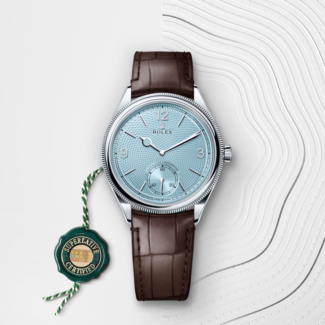 El reloj Rolex 1908 ref: M52506-0002 viene acompañado de un sello verde, un símbolo de su estatus de Cronómetro Superlativo, aplicando la garantía de cinco años.