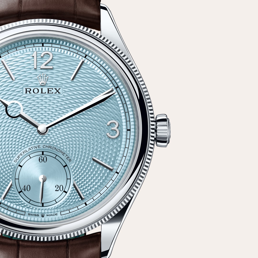 Reloj Rolex 1908 ref: M52506-0002 con esfera de color Azul glaciar, motivo «grano de arroz», con cristal de Zafiro resistente a las rayaduras. Presenta bisel Abombado y estriado, corona abombado. 