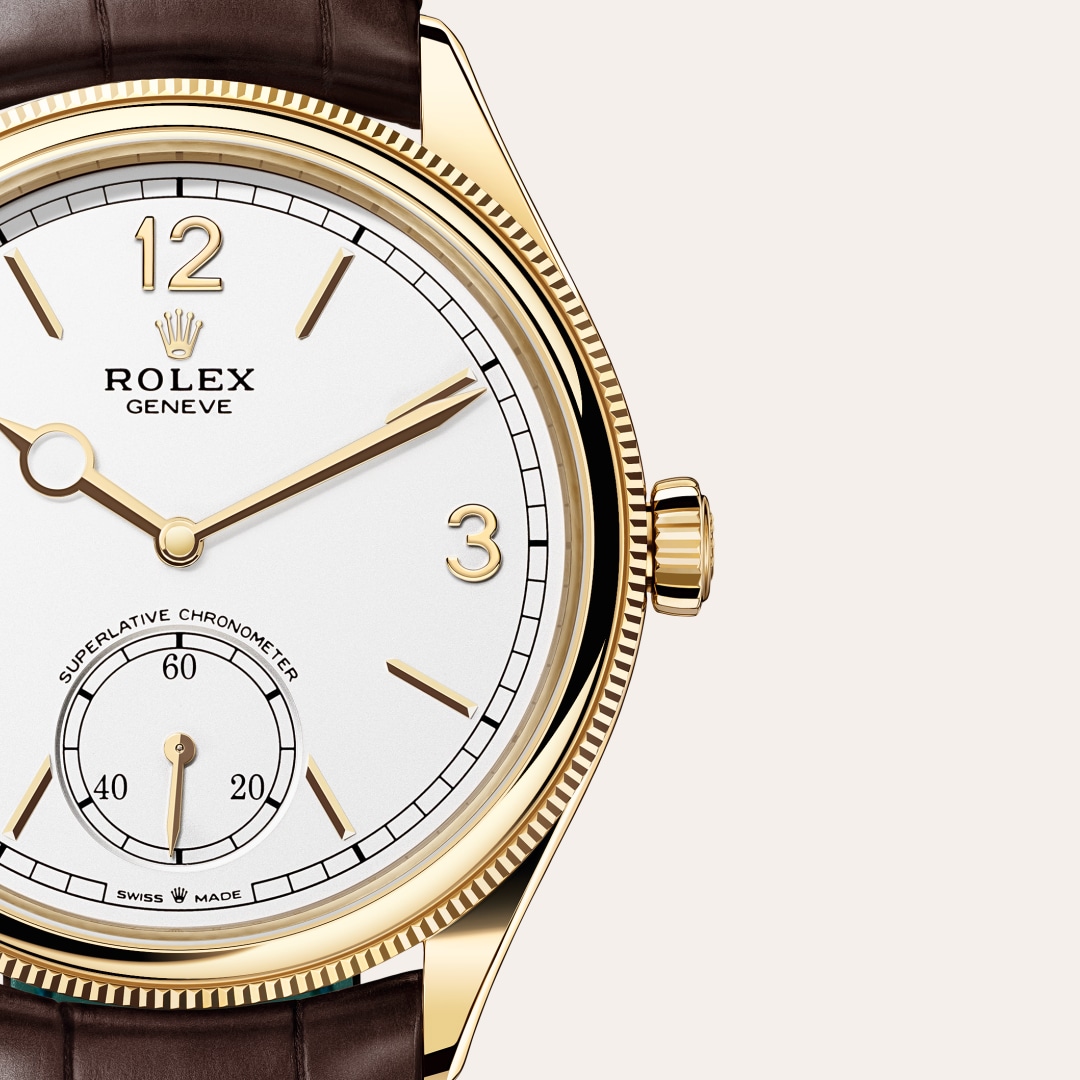 Reloj Rolex 1908 ref: M52508-0006 con esfera de color Blanco intenso, con cristal de Zafiro resistente a las rayaduras. Presenta bisel Abombado y estriado, corona abombado. 