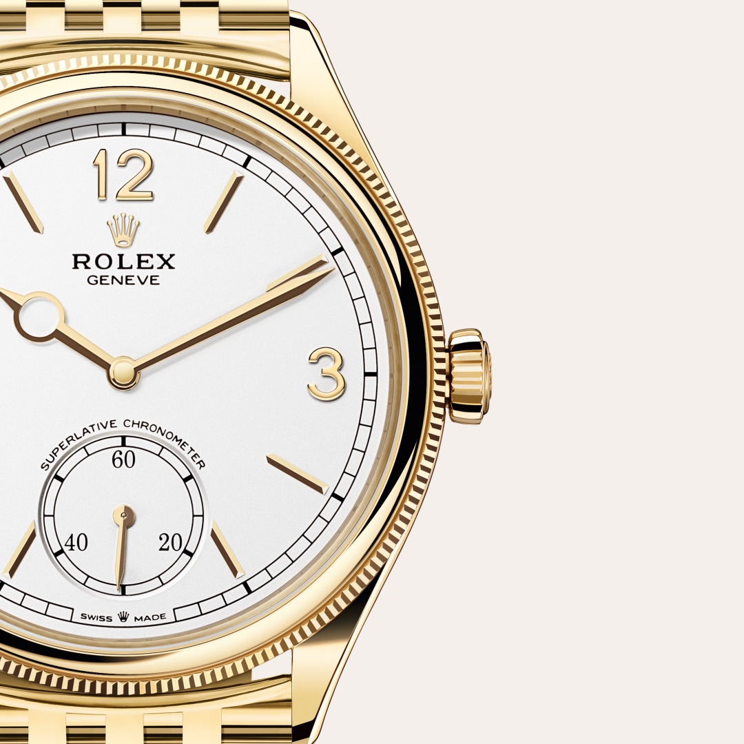 Reloj Rolex 1908 ref: M52508-0008 con esfera de color Blanco intenso, con cristal de Zafiro resistente a las rayaduras. Presenta bisel Abombado y estriado, corona abombado. 