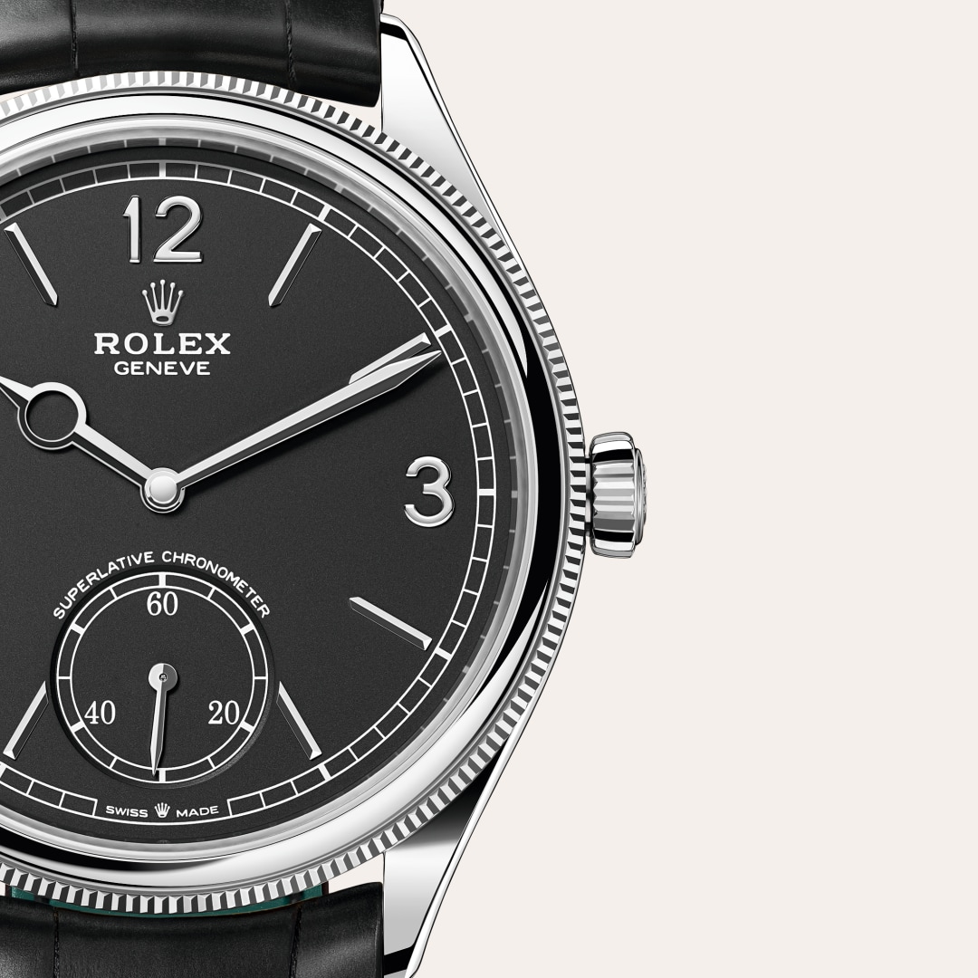 Reloj Rolex 1908 ref: M52509-0002 con esfera de color Negro intenso, con cristal de Zafiro resistente a las rayaduras. Presenta bisel Abombado y estriado, corona abombado. 