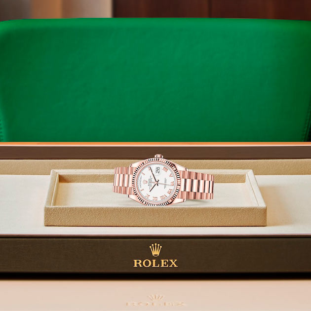 Exposición en la joyeria del reloj Rolex Day-Date 36 Oro Everose de 18 quilates ref: M128235-0052