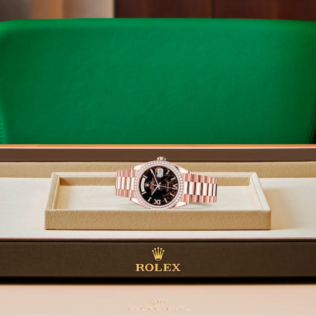 Exposición en la joyeria del reloj Rolex Day-Date 36 Oro Everose de 18 quilates ref: M128345RBR-0044
