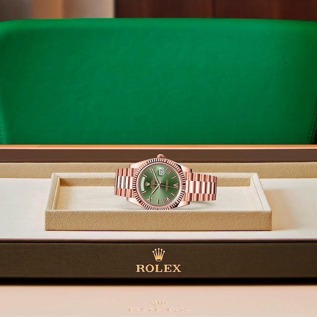 Exposición en la joyeria del reloj Rolex Day-Date 40 Oro Everose de 18 quilates ref: M228235-0025