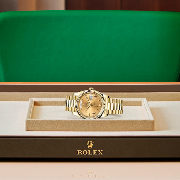 Exposición en la joyeria del reloj Rolex Day-Date 40 Oro amarillo de 18 quilates ref: M228238-0006