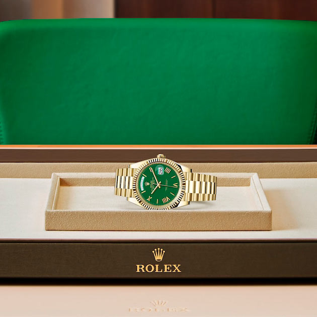 Exposición en la joyeria del reloj Rolex Day-Date 40 Oro amarillo de 18 quilates ref: M228238-0061