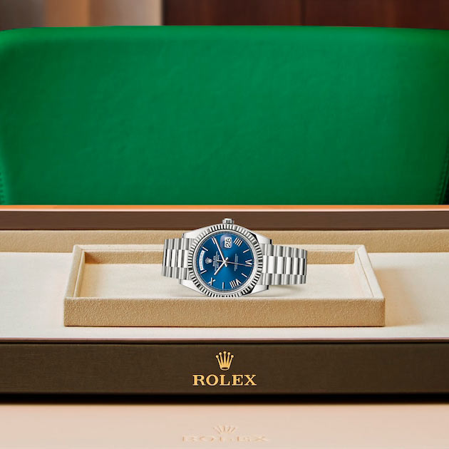 Exposición en la joyeria del reloj Rolex Day-Date 40 Oro blanco de 18 quilates ref: M228239-0007