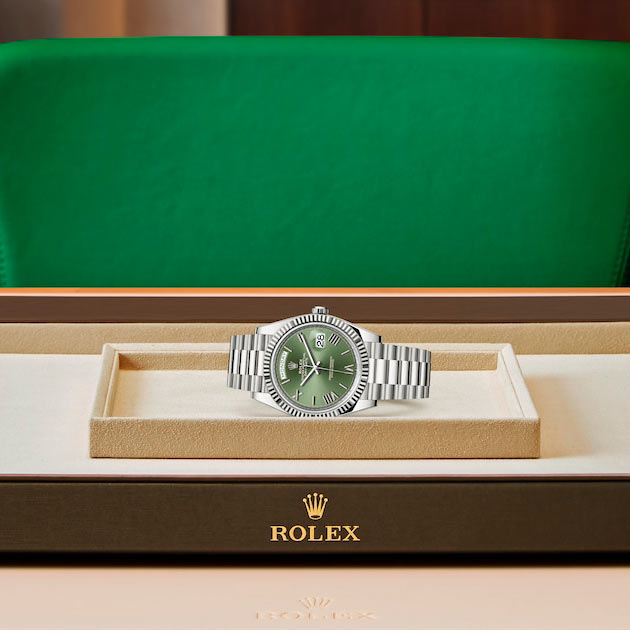 Exposición en la joyeria del reloj Rolex Day-Date 40 Oro blanco de 18 quilates ref: M228239-0033