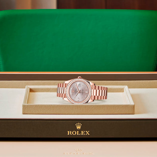 Exposición en la joyeria del reloj Rolex Day-Date 40 Oro Everose de 18 quilates ref: M228345RBR-0007