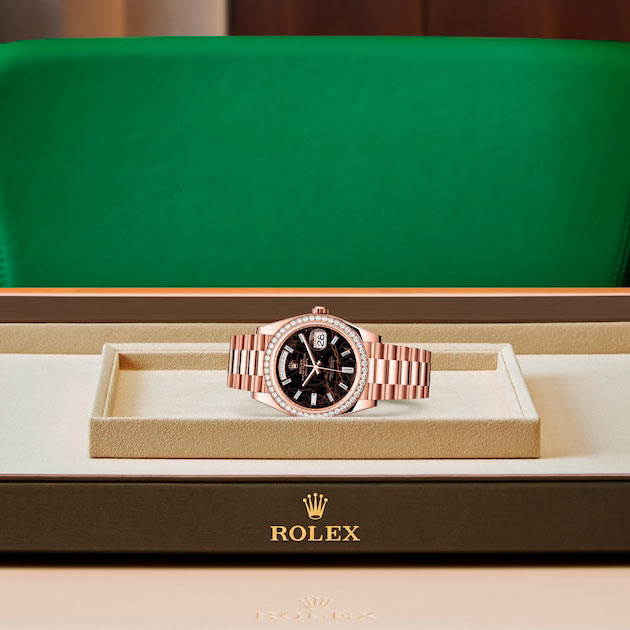 Exposición en la joyeria del reloj Rolex Day-Date 40 Oro Everose de 18 quilates ref: M228345RBR-0016