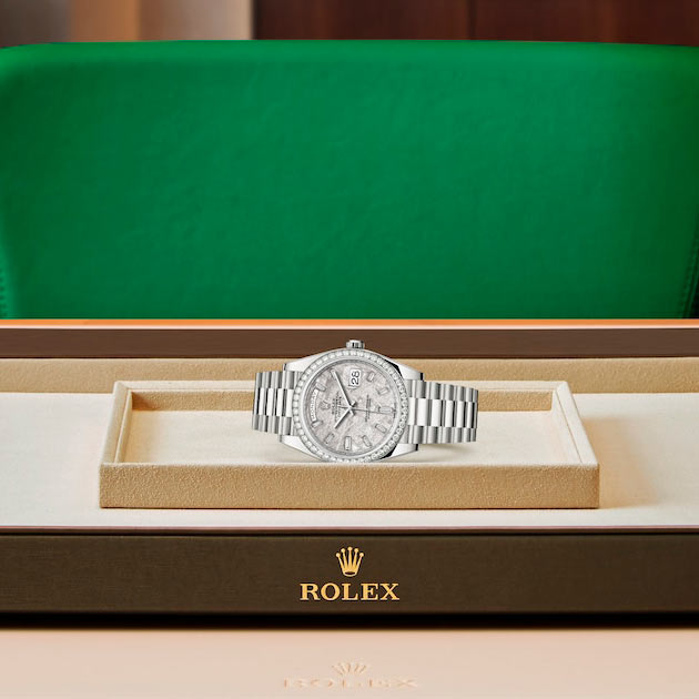Exposición en la joyeria del reloj Rolex Day-Date 40 Oro blanco de 18 quilates ref: M228349RBR-0040
