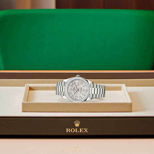 Exposición en la joyeria del reloj Rolex Day-Date 40 Oro blanco de 18 quilates ref: M228349RBR-0040