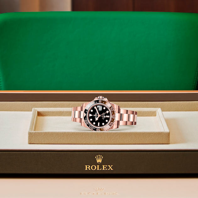 Exposición en la joyeria del reloj Rolex GMT-Master II Oro Everose de 18 quilates ref: M126715CHNR-0001