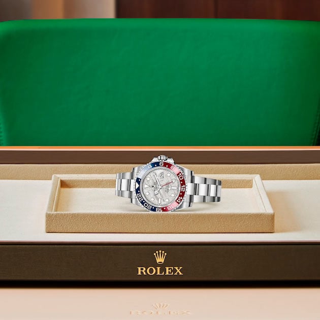 Exposición en la joyeria del reloj Rolex GMT-Master II Oro blanco de 18 quilates ref: M126719BLRO-0002