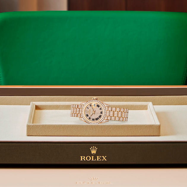 Exposición en la joyeria del reloj Rolex Lady-Datejust oro amarillo de 18 quilates con flancos de la carrura y asas engastados de diamantes ref: M279458RBR-0001