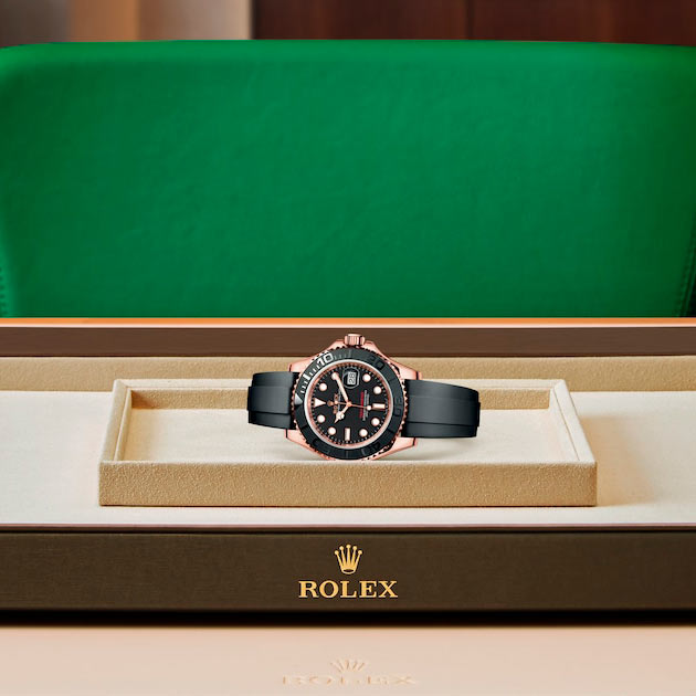 Exposición en la joyeria del reloj Rolex Yacht-Master 40 Oro Everose de 18 quilates ref: M126655-0002